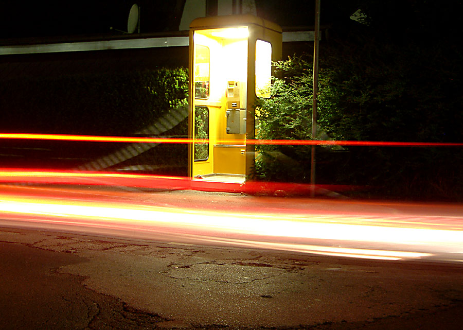 Telefonzelle bei Nacht