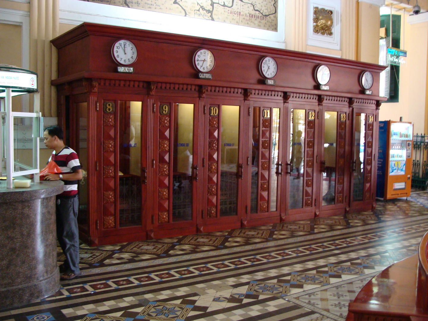 Telefonzellen in der Hauptpost im Zentrum von Saigon