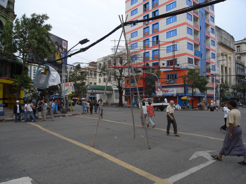 Telfonleitung über einer Hauptstrasse in Yangon