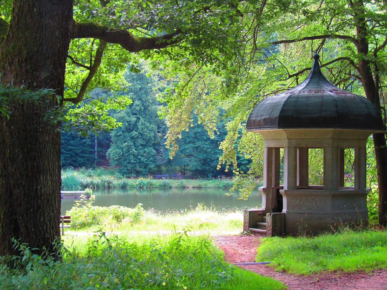 Tempel am Weiher