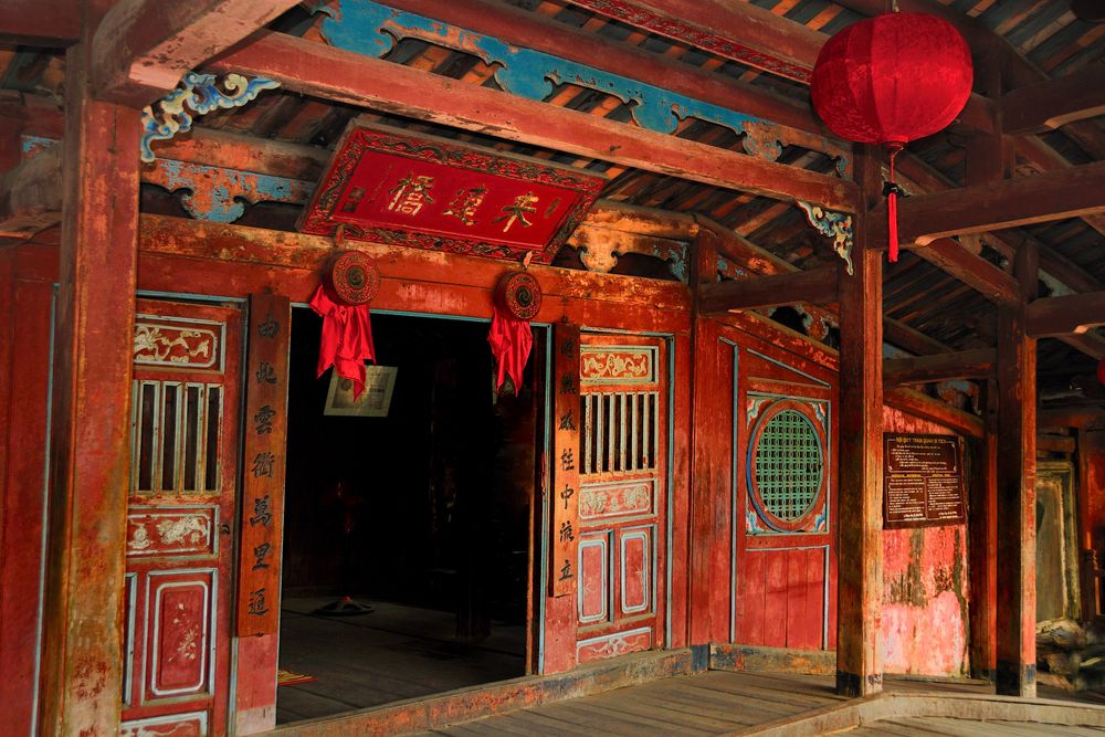 Tempel auf der Lai Vien Kien Brücke in Hoi An