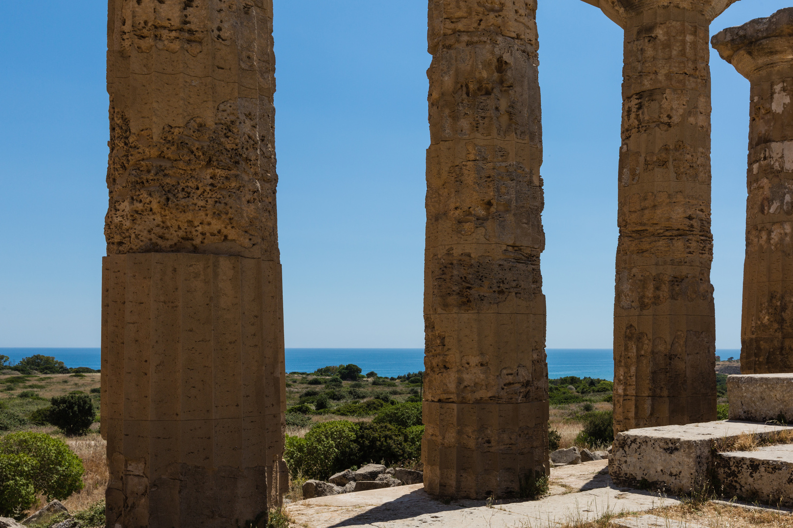 Tempel E auf dem Osthügel von Selinunt: Blick aus dem Tempel auf das Meer