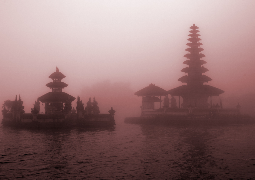 Tempel im Bratansee im Nebel