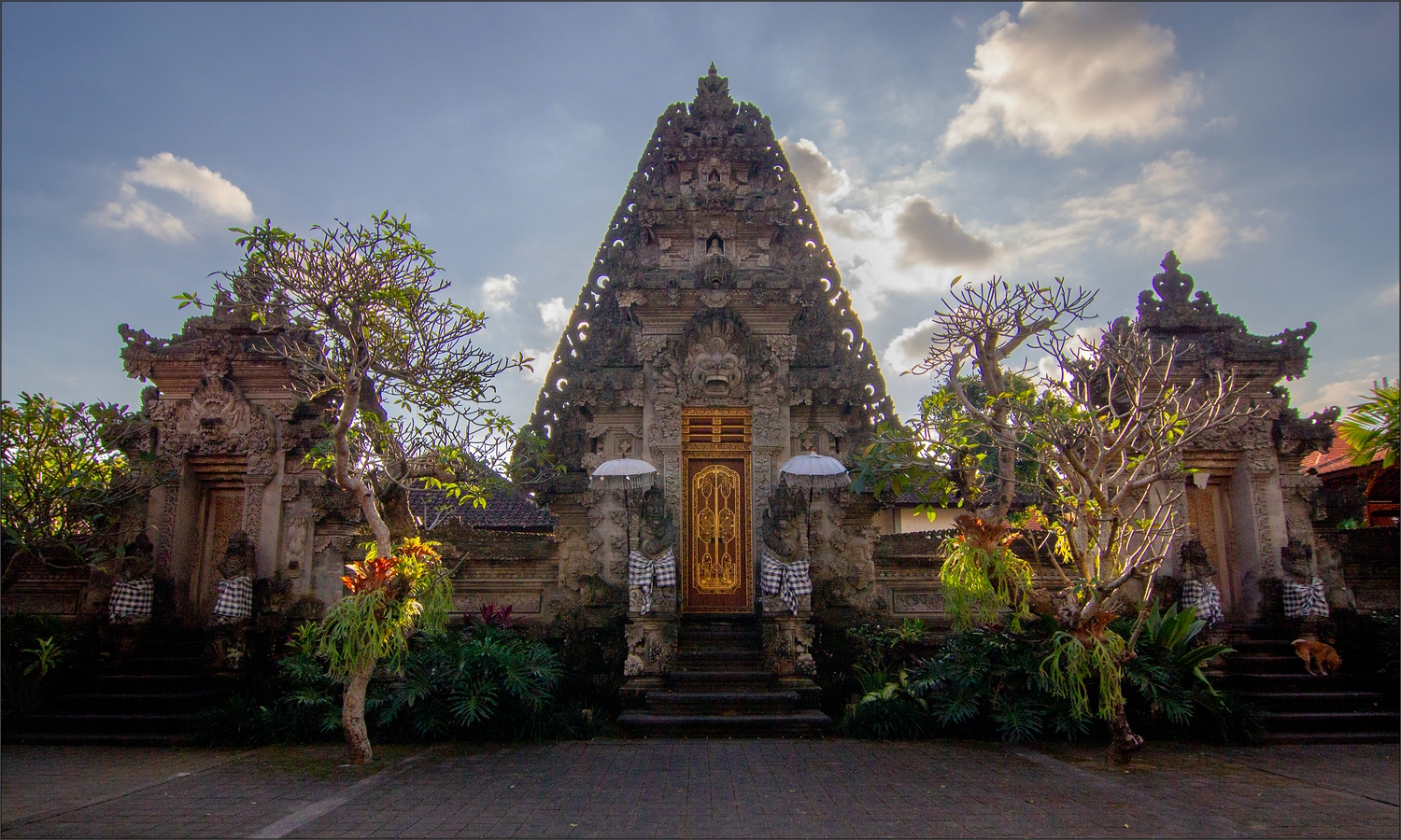 * Tempel im Gegenlicht *