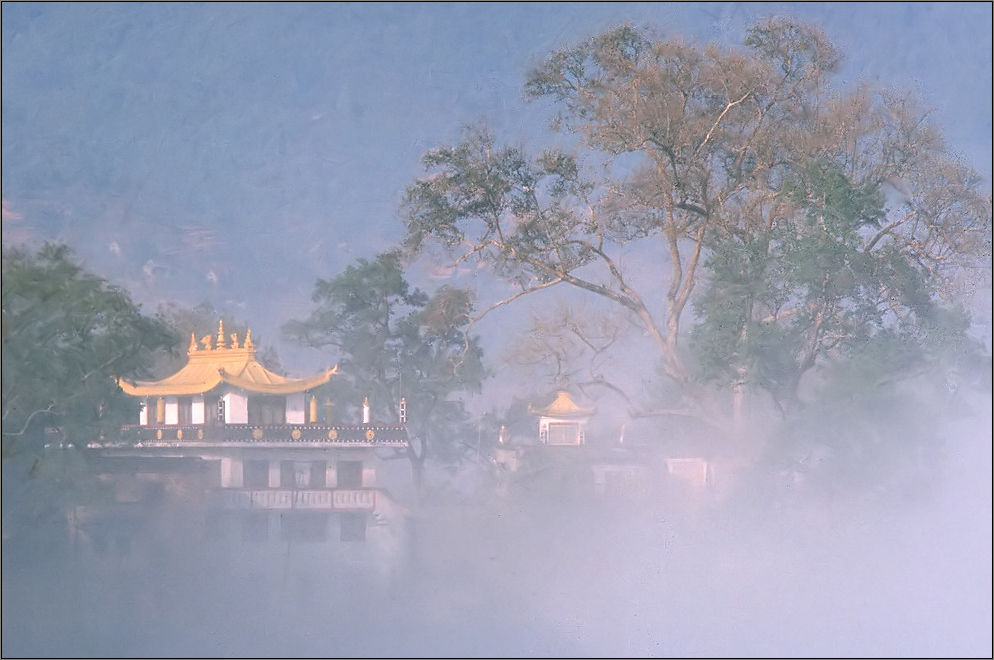 Tempel im Morgennebel