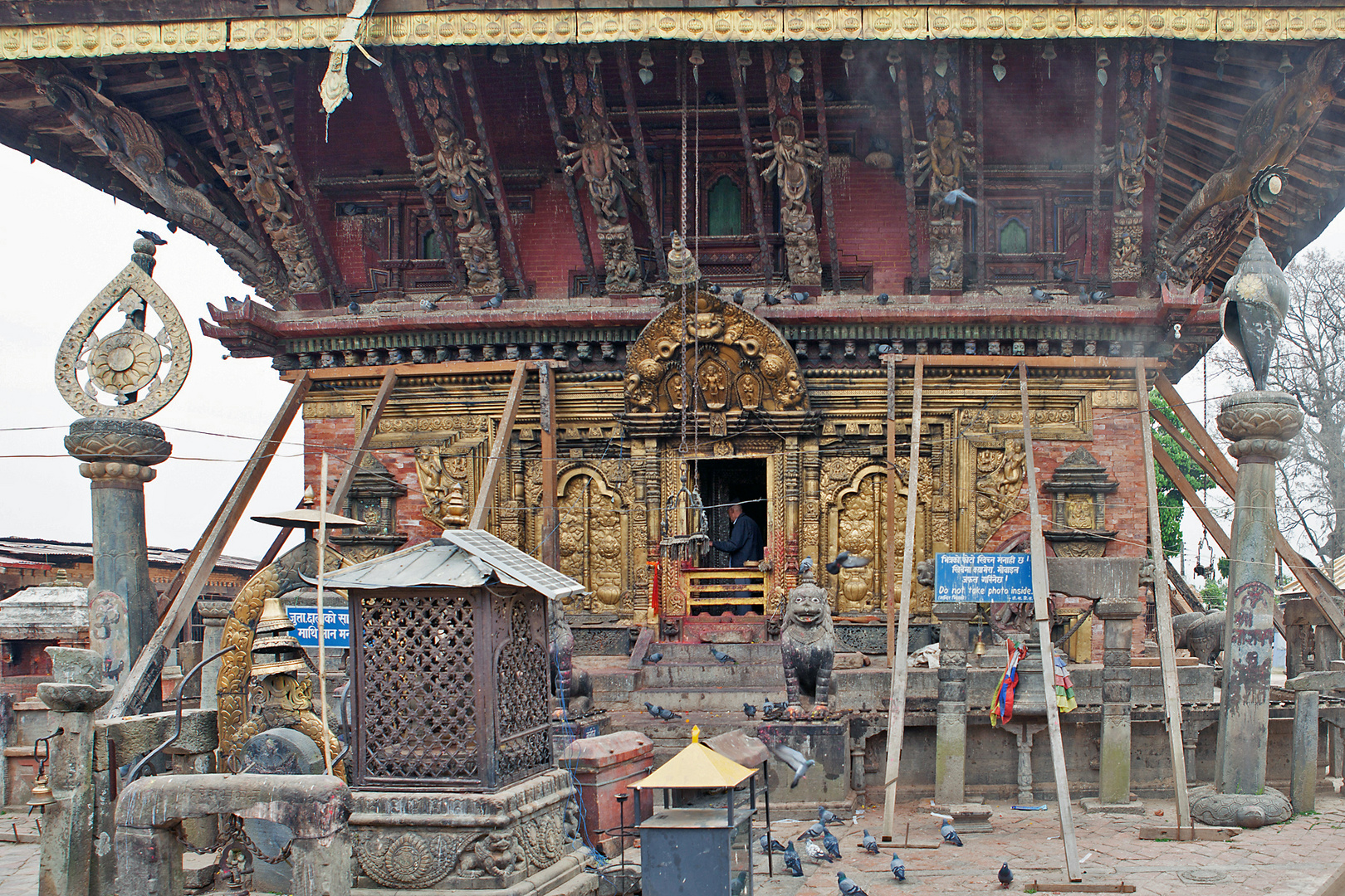 Tempel in Nagarkot - nach dem Erdbeben noch mit Balken gestützt