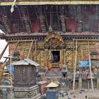 Tempel in Nagarkot - nach dem Erdbeben noch mit Balken gestützt