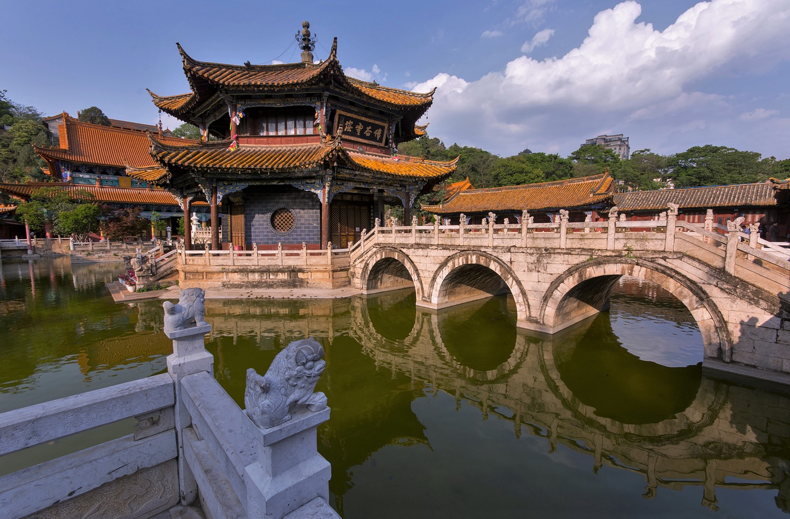 Tempel, Teich, Schildkröten, Löwen, Brücken