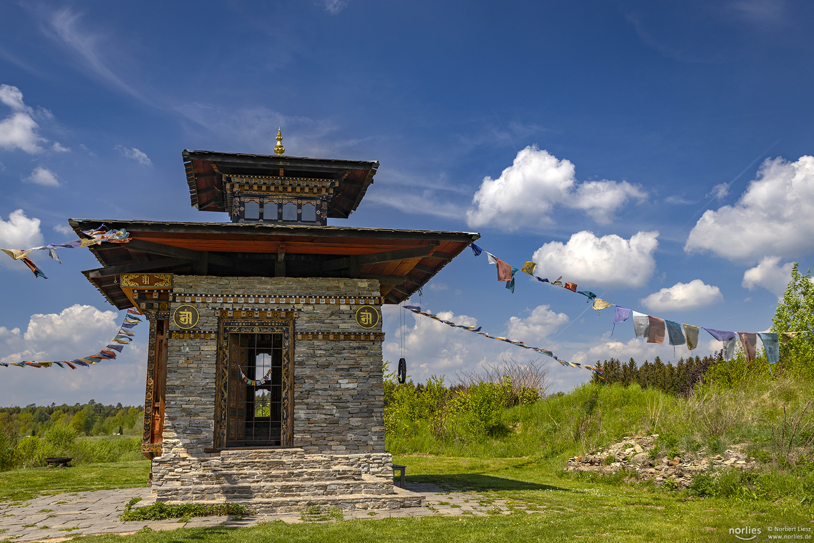 Tempel und Wolken