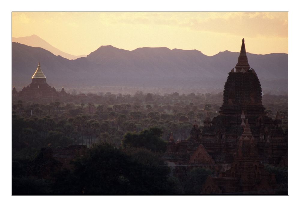 Tempel von Bagan im Abendlicht