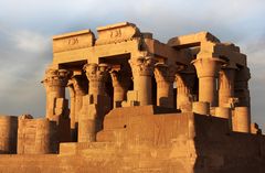 tempel von kom ombo in der abendsonne