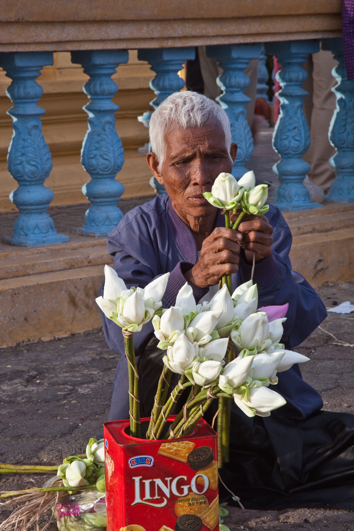 Tempelblumenverkäufer an der Uferpromenade, Phnom Penh, Kambodscha