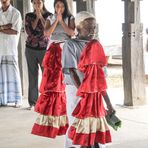 Tempeldiener trägt in Sri Lanka bei Zeremonie S-25