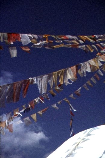 Tempelfähnchen auf einer Stupa