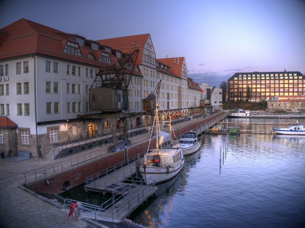 Tempelhofer Hafen am Abend