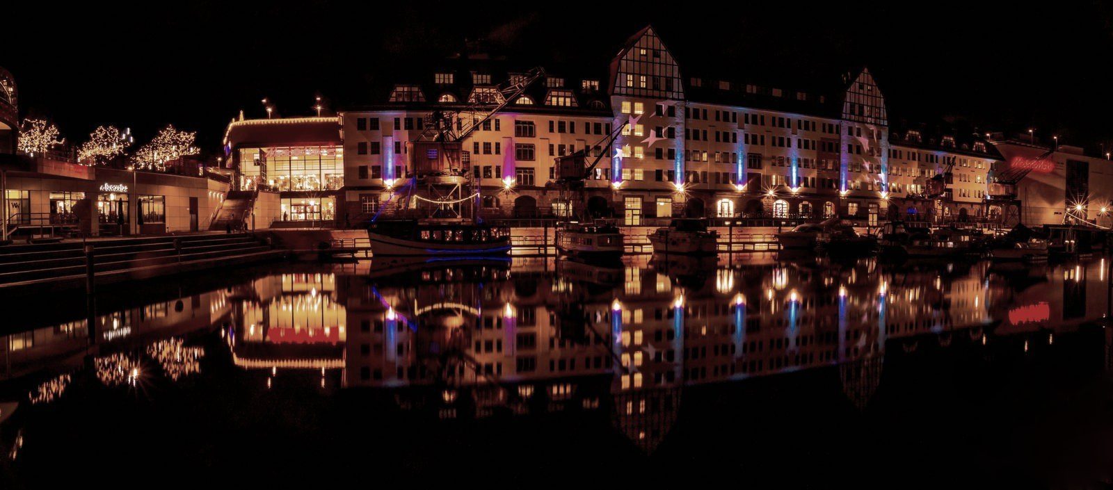 Tempelhofer Hafen bei Nacht