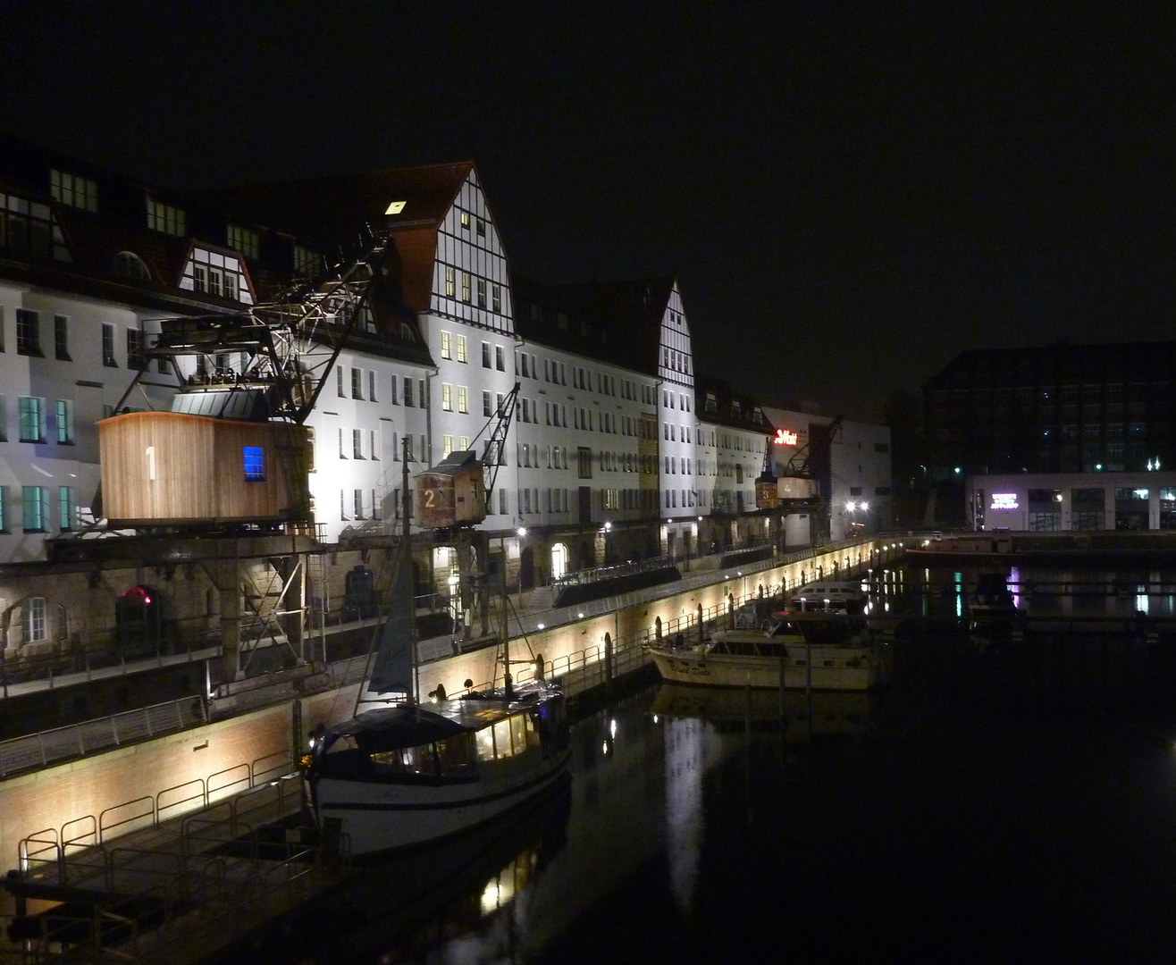 Tempelhofer Hafen bei Nacht