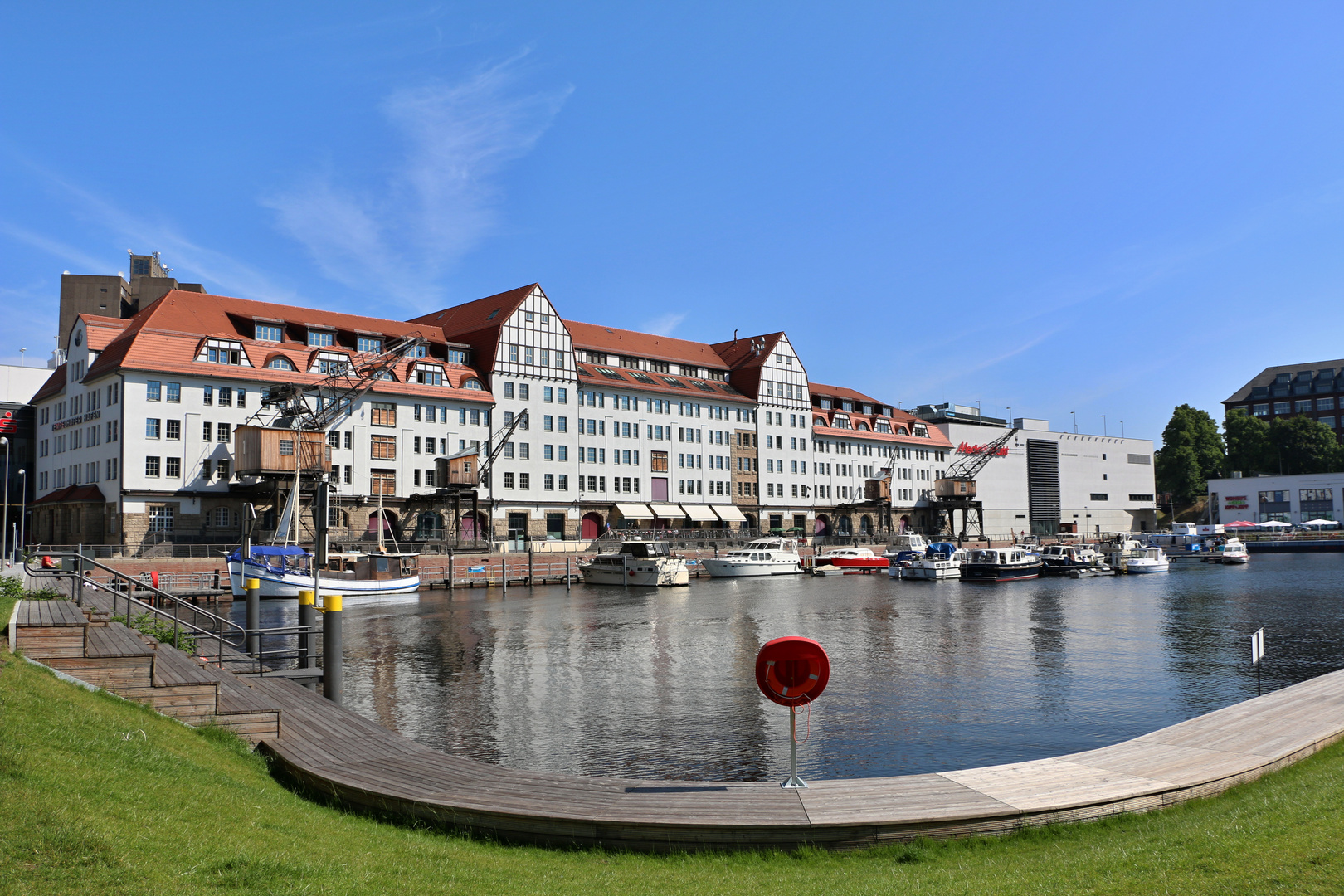 Tempelhofer Hafen mit Hafenbecken