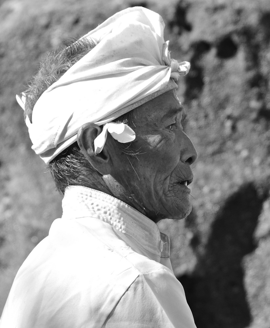 Tempelpriester beim Meerestempel Pura Tanah Lot