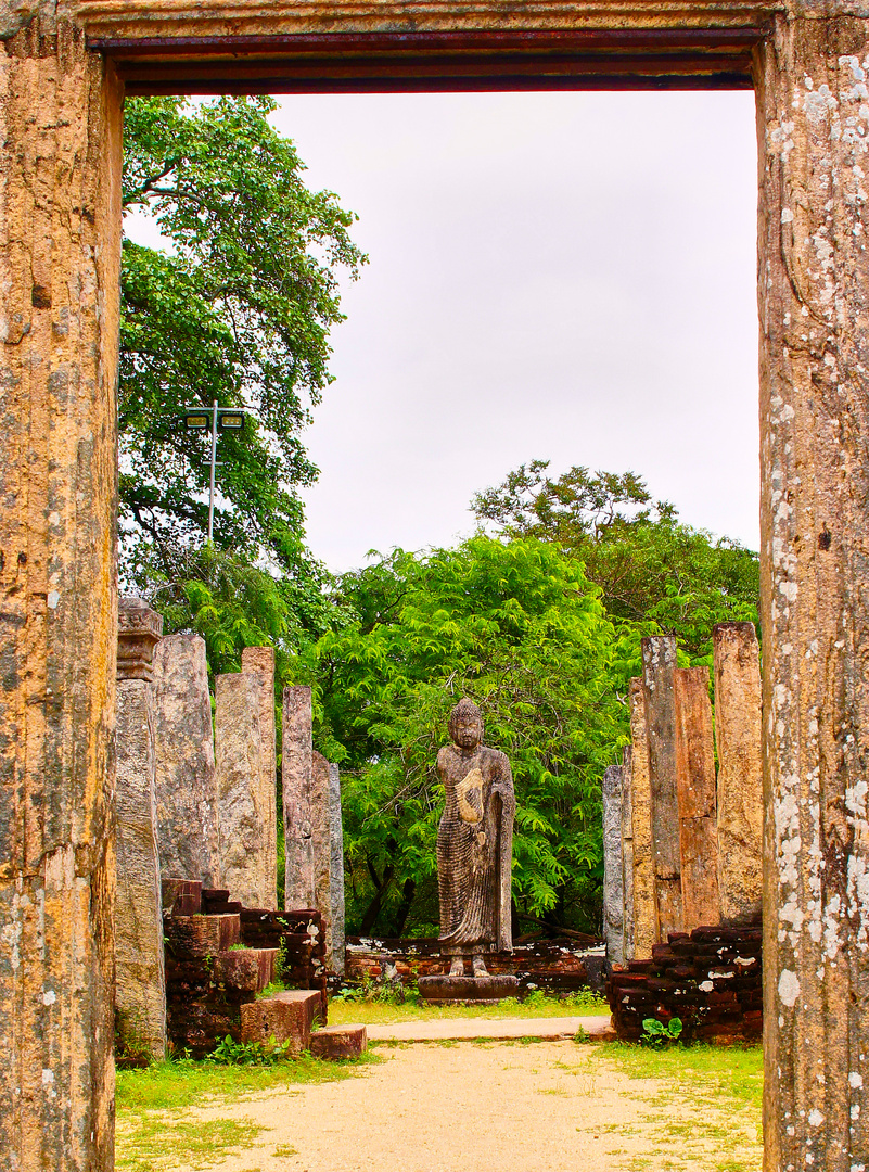 Tempelruine mit Durchblick