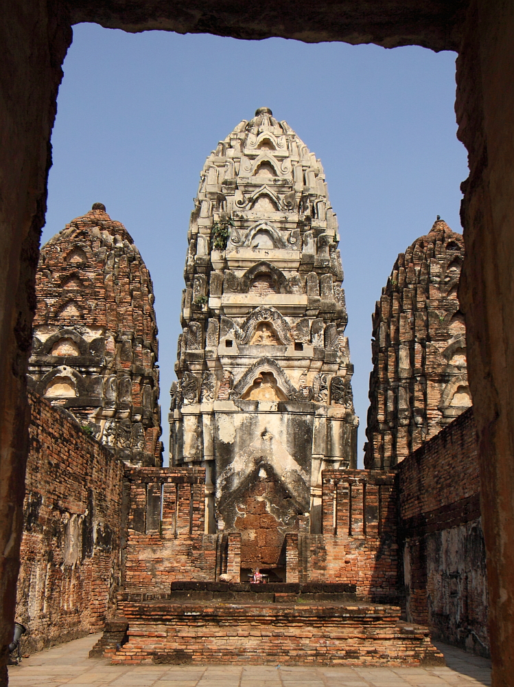Tempelturm durch das Eingangstor