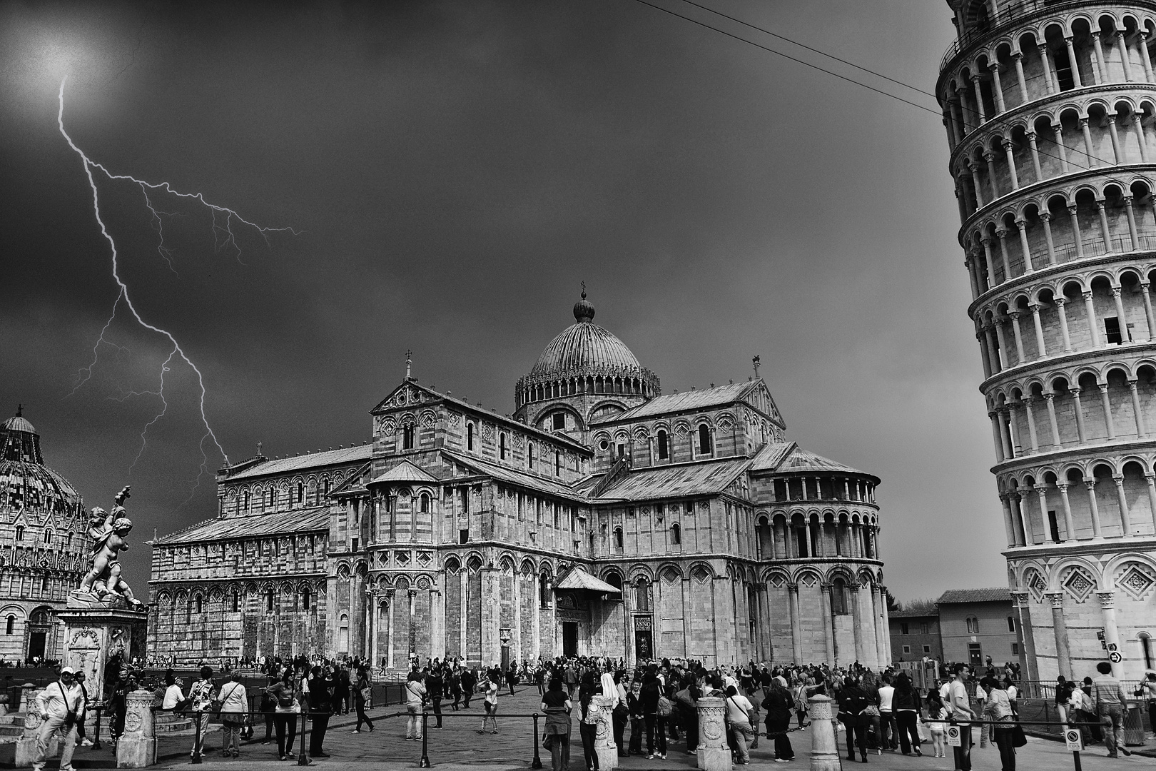 Tempesta in piazza dei miracoli