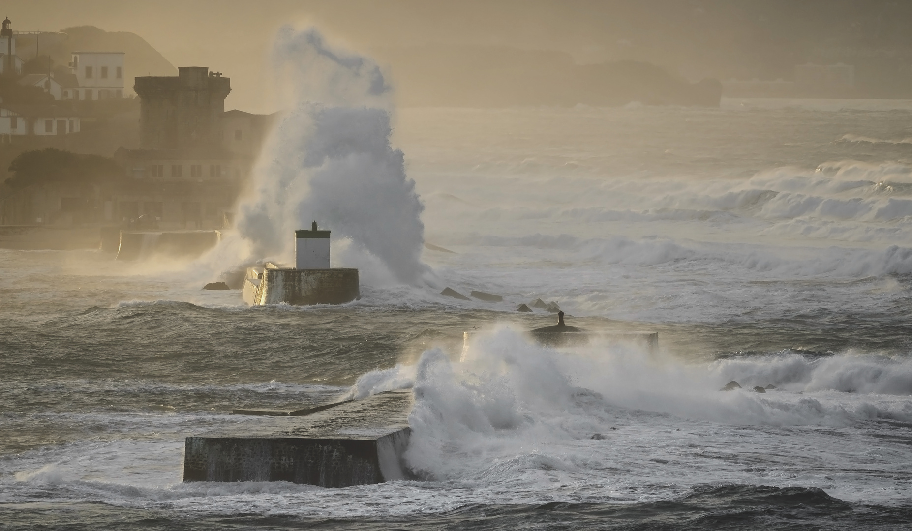 L'océan, la mer, la plage - Page 5 Tempete-a-st-jean-de-luz-f9d940dc-a639-42d3-8b2d-4ac863657871