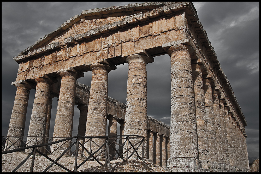 Tempio siciliano in tramonta del sole