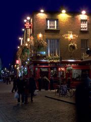 Temple Bar at night