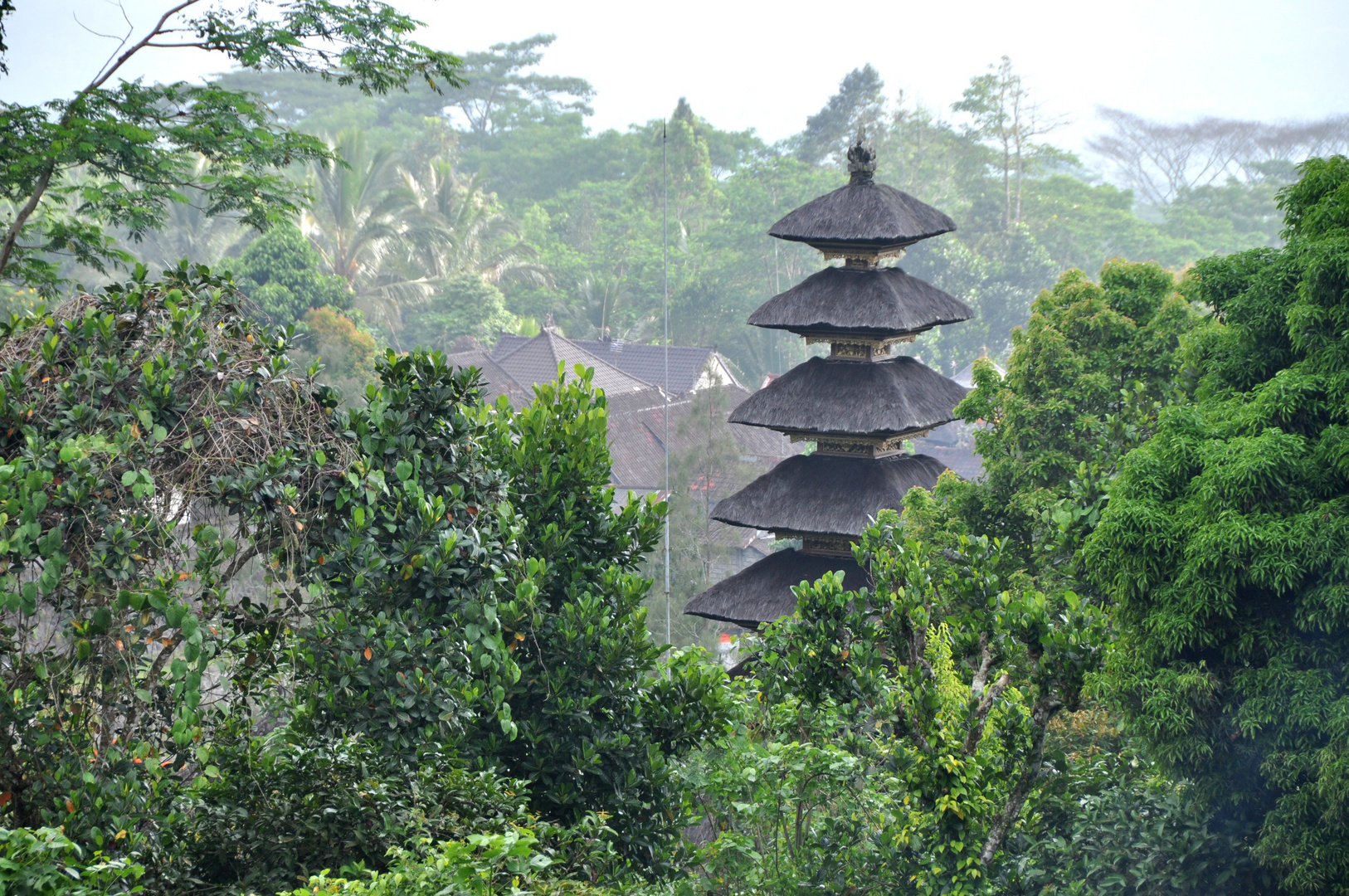 Temple bâlinais dans son écrin de nature.