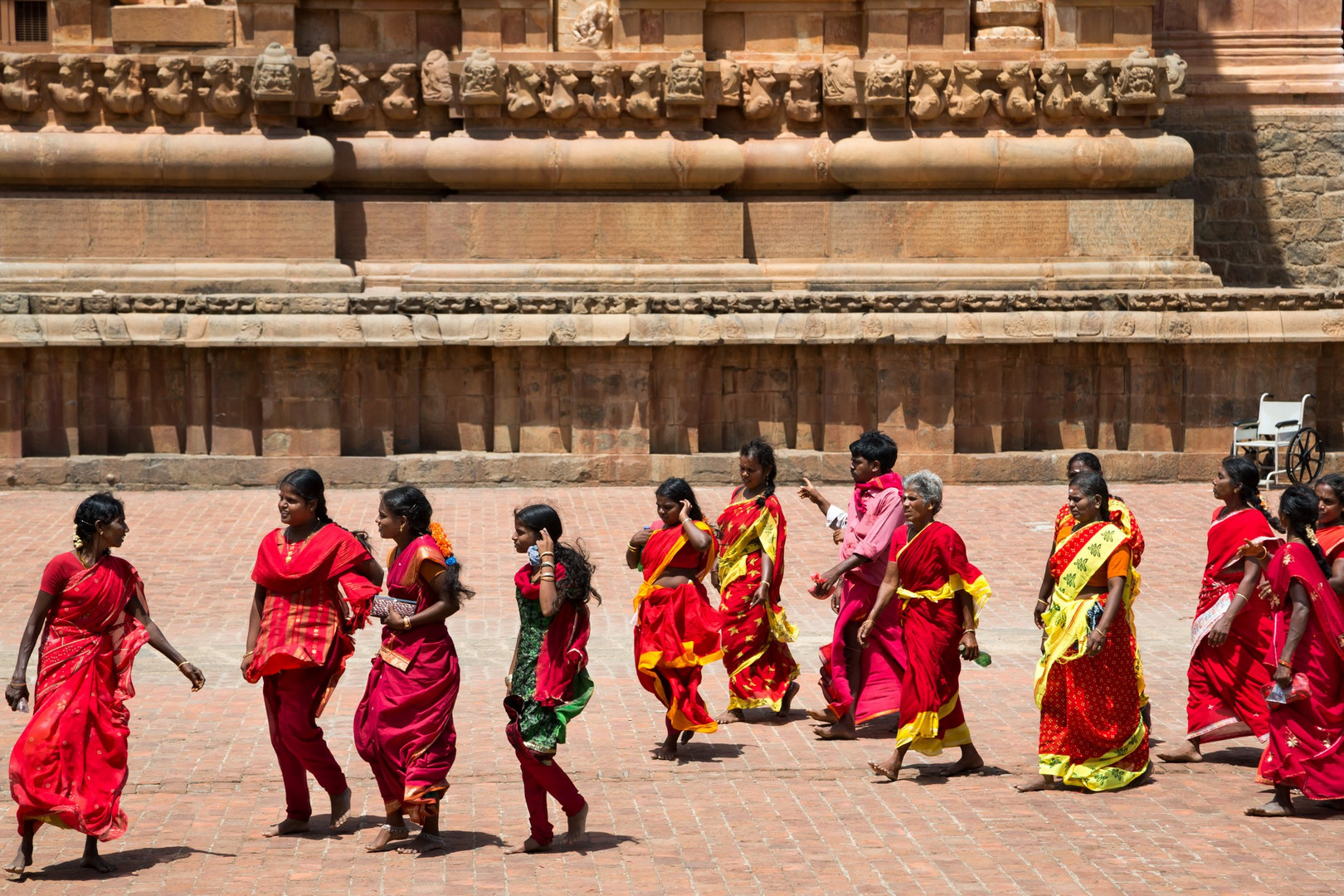 Temple Brihadesvara, Tanjore - Les femmes en rouges viennent prier pour la pluie.