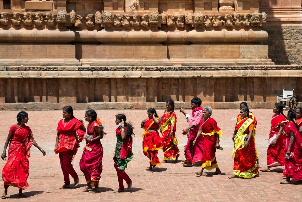 Temple Brihadesvara, Tanjore - Les femmes en rouges viennent prier pour la pluie.