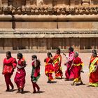 Temple Brihadesvara, Tanjore - Les femmes en rouges viennent prier pour la pluie.