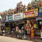 Temple hindou tout entouré de commerces