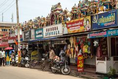 Temple hindou tout entouré de commerces