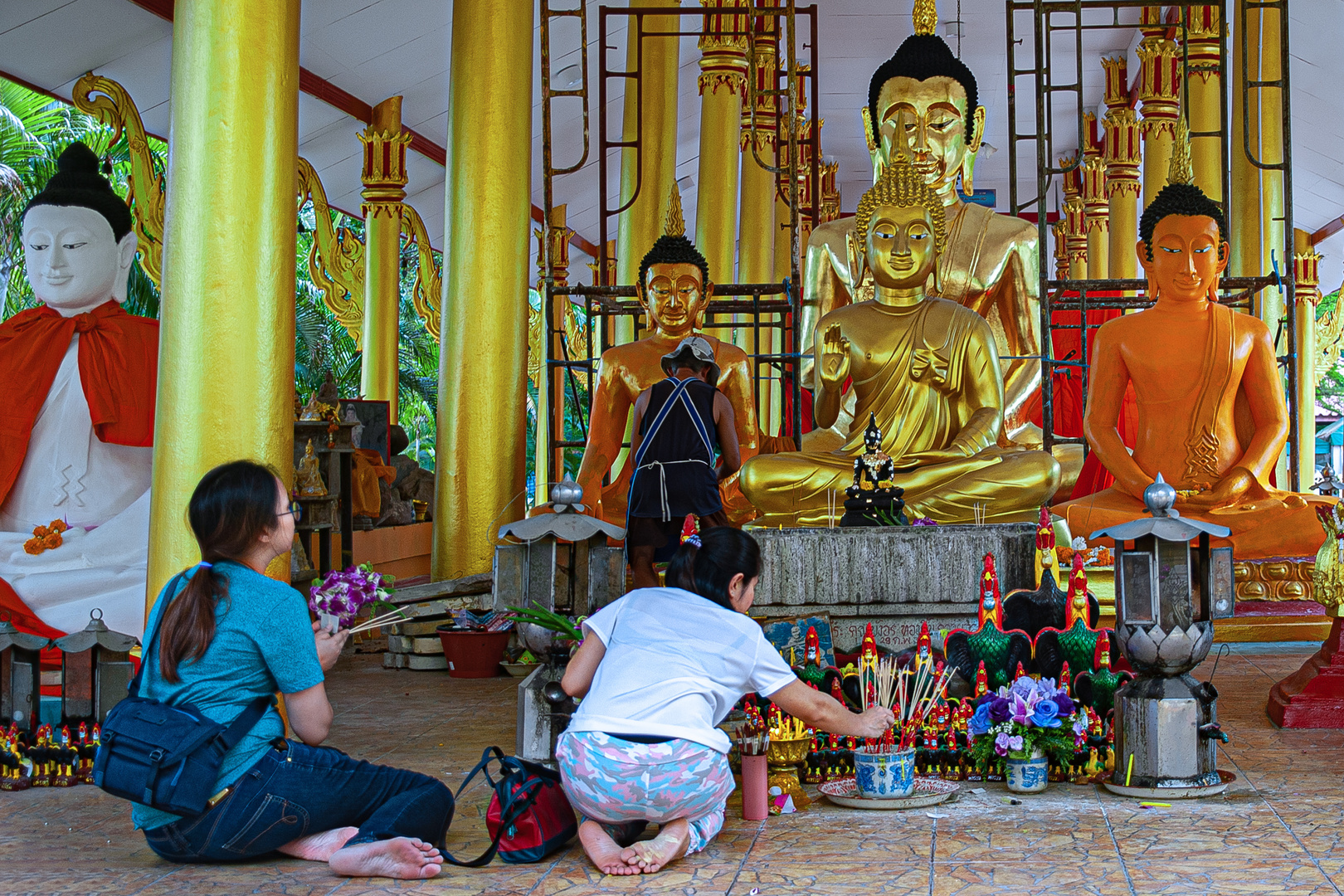 Temple prayers in Wat Krachom Thong