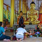 Temple prayers in Wat Krachom Thong