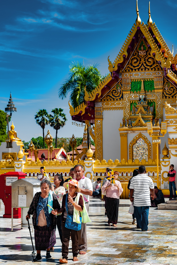 Temple worshippers circumnavigate the chedi