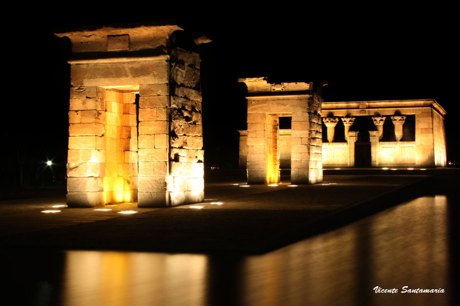 TEMPLO DE DEBOB EN NOCHE CERRADA