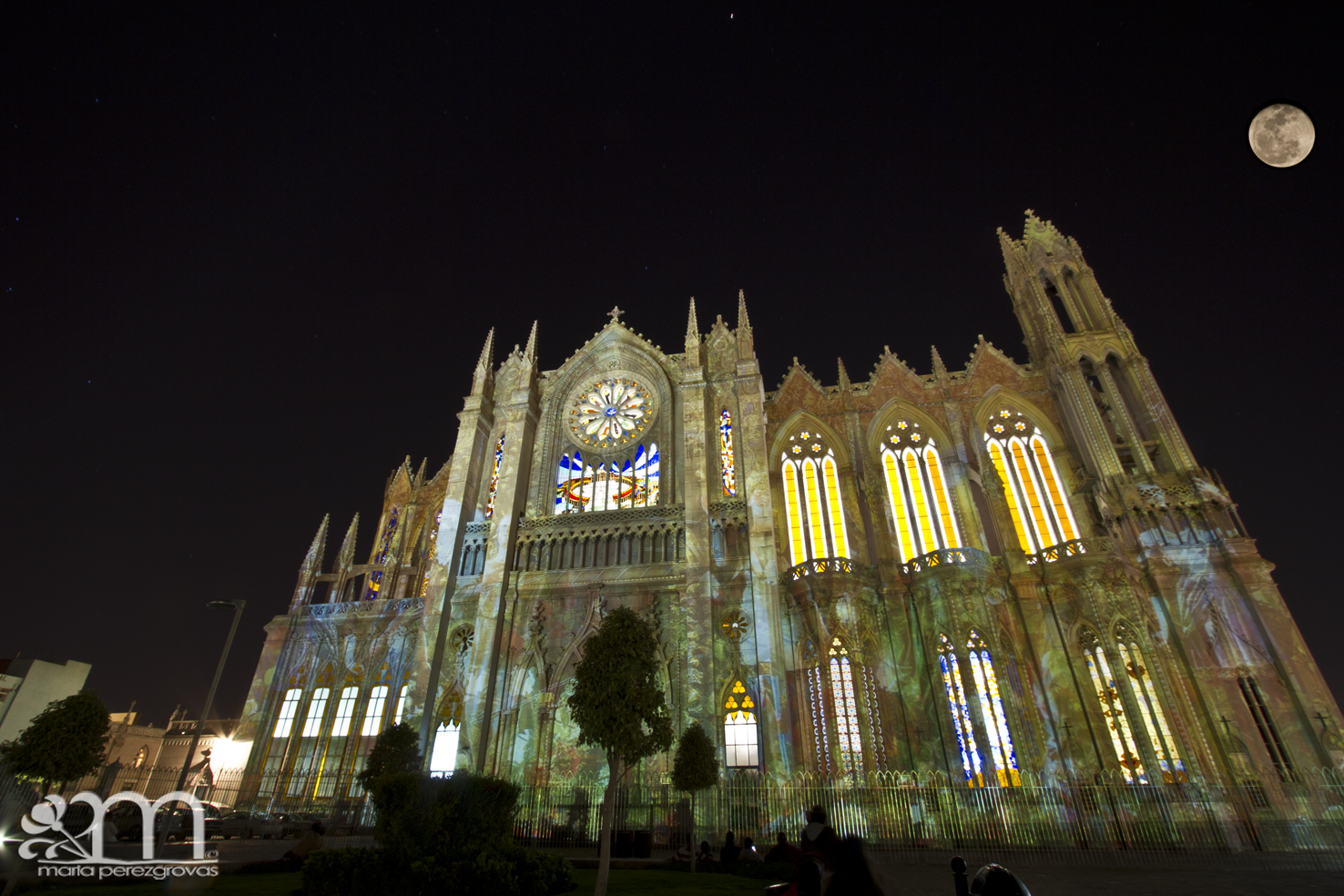 Templo expiatorio a la luz de la luna llena. León, Guanajuato, México.