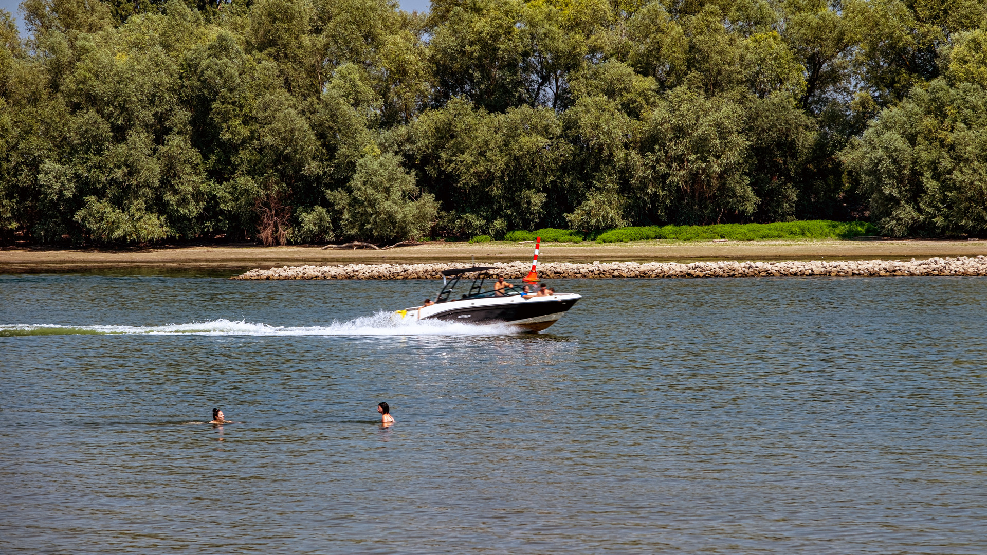 Tempo auf dem Rhein