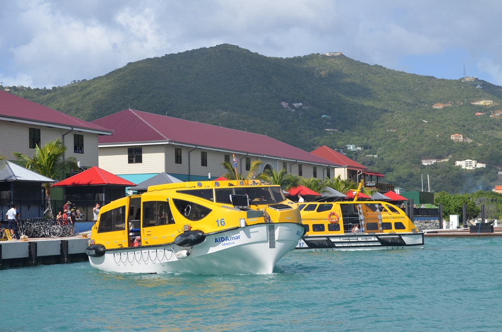 Tenderboote der AIDAmar in Tortola