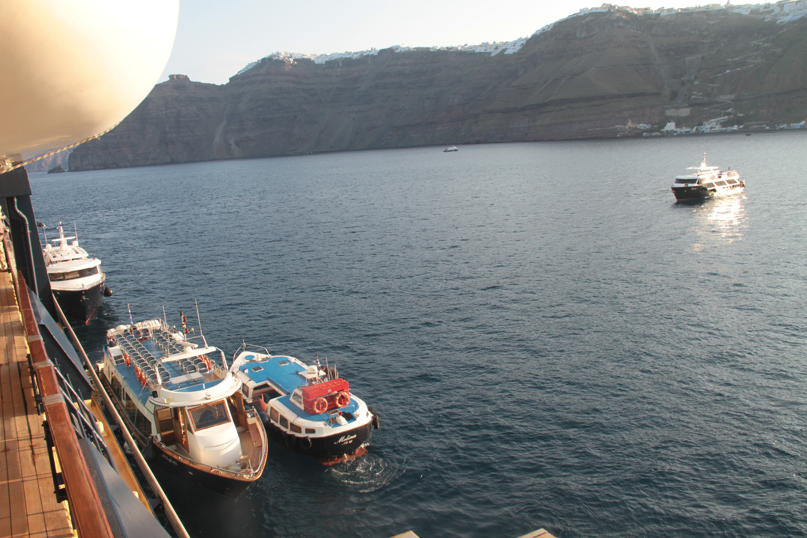 Tenderboote in Santorini