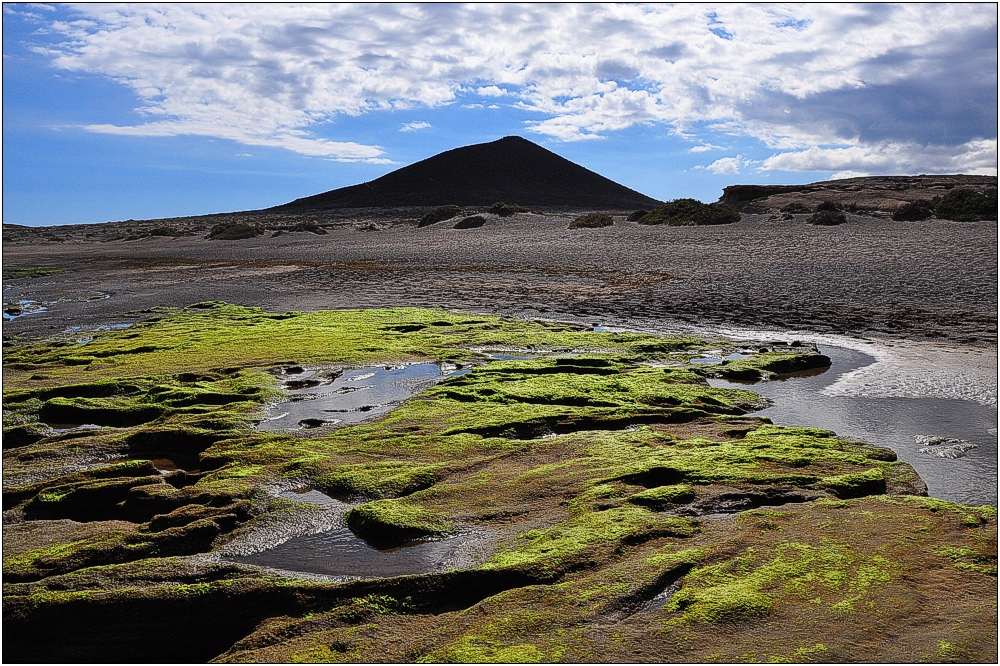 Teneriffa, Schwarzer Strand von El Médano mit Montana Roja