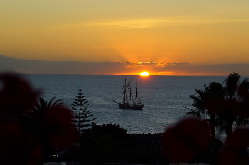 Teneriffa, Sonnenuntergang mit Segelschiff