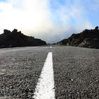 Teneriffa, Straße durchs Vulkangestein des Teide