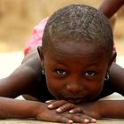 Tenero sorriso in un villaggio del Burkina Faso