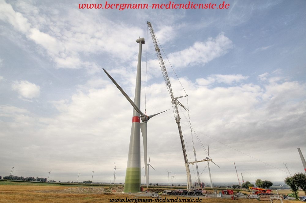 Terex AC 1000 beim Flügelsternhub einer Enercon E 70/4