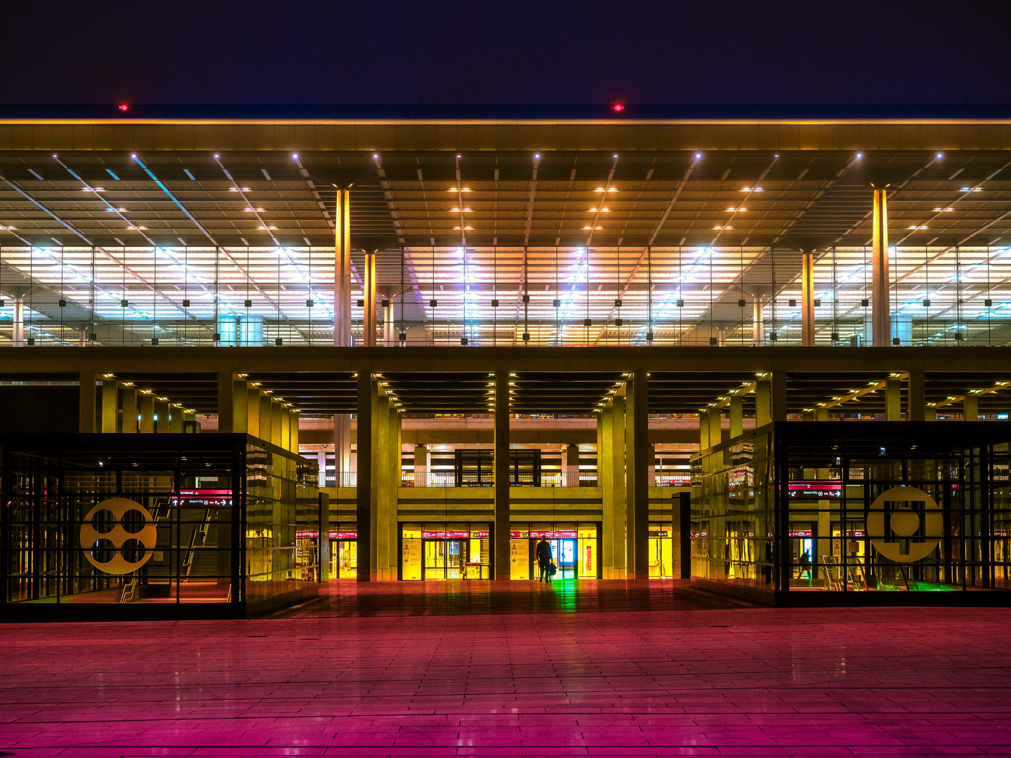 Terminal 1 des BER bei Nacht