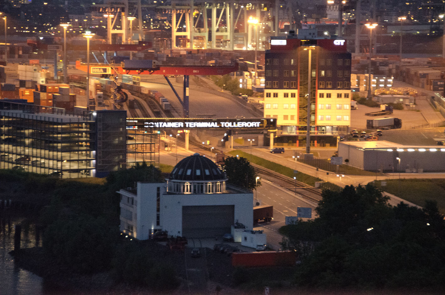 Terminal Tollerort von der Köhlbrandbrücke aus gesehen